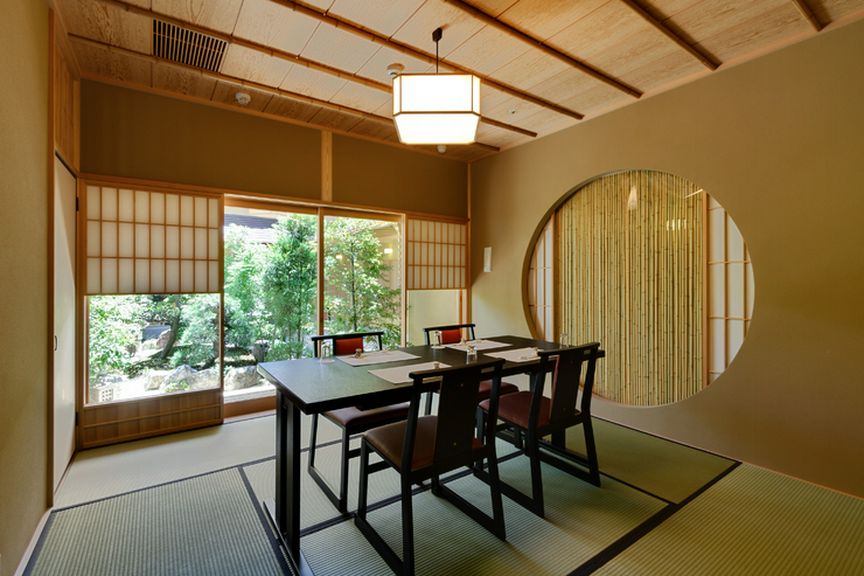 落ち着いた空間で美味な料理に舌鼓を打つ、至福のもてなしを