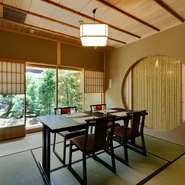 「大切な客人をもてなす店はどこにしようか」と迷った時は是非ここへ。個室座敷テーブル席の落ち着いた雰囲気は、旨い料理と美酒を交わしながら親睦を深めるのに最適。客人も満足すること、間違いなしです。