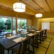 和モダンあふれる落ち着いた雰囲気の同店は、2名様～65名様まで対応の大小8つの個室を用意。仕事での接待や商談、ご家族や友人との会食、歓送迎会や忘新年会などの各種宴会、慶弔など、様々な用途に利用できます。