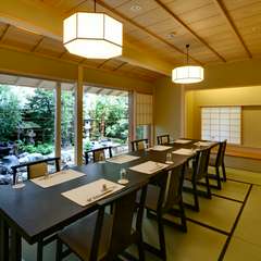 老舗の風格があふれる空間で、くつろぎのひとときを過ごす