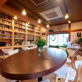 壁一面の本棚。図書館のような雰囲気のカフェ