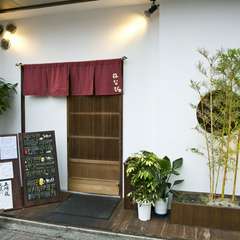 朝の5時まで営業中。食事もお酒もゆっくりと楽しめます