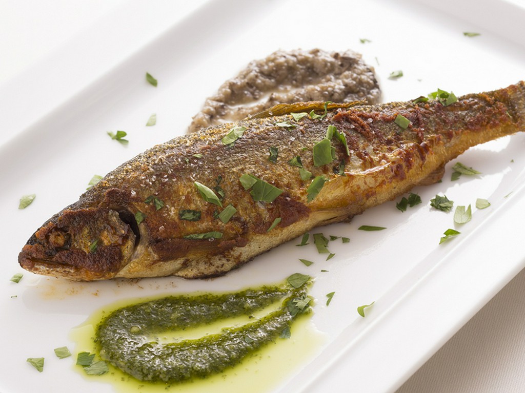 骨まで食べられる鮎のコンフィは5月～9月の限定メニュー。