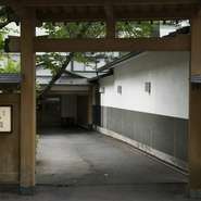 現在4代目となる板長が作るのは、修業先の京都で学んだ懐石料理の技法と、山形の素材を融合させた料理。老舗の伝統を守りながら、新たな試みを取り込んだ一品一品は、時間をかけて味わいたい美味しさです。