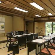 明治天皇が滞在された際に朝礼で使われた玉座の間が、今は「あやめの間」として使われています。陛下が使用された部屋で食事ができるのは全国でも大変珍しいとのことで、接待など、おもてなしにもぴったりです。