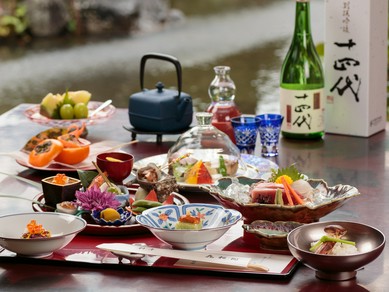 四季折々の料理を器や庭の景色とともにゆっくりと満喫