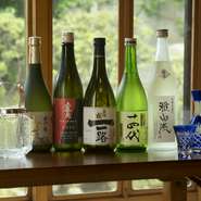料理に合わせて、日本酒も地元・山形の蔵から仕入れています。県内でも評判の銘柄や、一般にはなかなか出回らない銘柄も揃うのは、長く地元に愛されているお店ならでは。