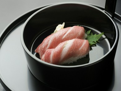 夜の懐石コースで味わえる「本マグロ握り」で贅を尽くしてみては