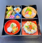 お刺身、焼き物、煮物、季節のご飯、旬のお料理をたっぷりと盛り込んだ本格松花堂弁当です。