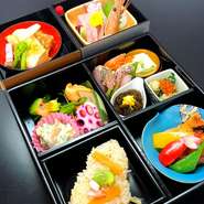 前菜、お刺身、煮物、焼き物等、亀松閣の懐石料理を贅沢に盛り込んだお弁当です。ご要望があれば、お吸物やデザートも追加できます。亀松閣の味を存分にお楽しみいただけます。