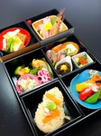前菜、お刺身、煮物、焼き物等、亀松閣の懐石料理を贅沢に盛り込んだお弁当です。ご要望があれば、お吸物やデザートも追加できます。亀松閣の味を存分にお楽しみいただけます。