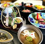 先付け、前菜、お刺身、お椀、焼き物、季節料理替鉢2種(品数が増える場合替鉢が増えます)食事、フルーツが基本です。コースによってその品数が変わります。