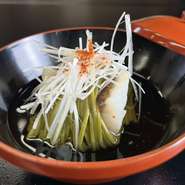 甘鯛の甘みと茶そばの喉ごしを長ねぎの香りがまとめてくれます。口の中で広がる旨味食感、香りを十分楽しんでいただける一品です。