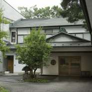 白壁と、自然な木の風合いが美しい玄関。到着した瞬間から、特別な時間が始まる予感に胸が高鳴ります。