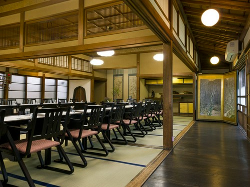 当時の赴きが残る空間で手間ひまかけた料理を