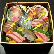 贅沢な料亭の味を、お弁当箱に詰めて様々なスタイルで数種類ご準備しました。亀松閣のお料理を、ご家庭や職場にお届けいたします。
旬の海の幸、山の幸を、本格鰹節の出汁を取り、丁寧に料理いたしました。蓋を開く度に変わる、様々な料理をどうかお楽しみください。
※　詳しくはメニューの「おすすめのひと品」をご覧ください。
※　店頭お渡しも承ります。