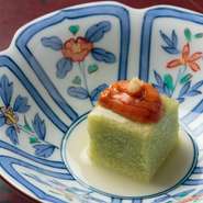 秘伝の豆である茶豆を使った自慢の豆腐です。ウニをのせて、海のものと山のものを掛け合わせてみました。香ばしく、味の濃い茶豆の味をご堪能いただけます。