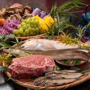 旬の魚介は、産地のものを先駆けて使っています。肉は柔らかくて濃厚な旨みを持つ山形牛のリブロースをご用意。庄内魚、紅花、赤根ほうれん草、蔵王かぼちゃなど、山形県産の食材をお楽しみください。