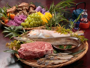 山形牛のリブロースをはじめ、山形県産の野菜、肉、魚介等を使用