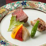 味も大切ですが、まずはお客様には目でも季節を感じていただけるように、盛り付けにもこだわっています。温かいもの、冷たいもの、そして食べるスピードをお客様のタイミングに合わせることも大切に。