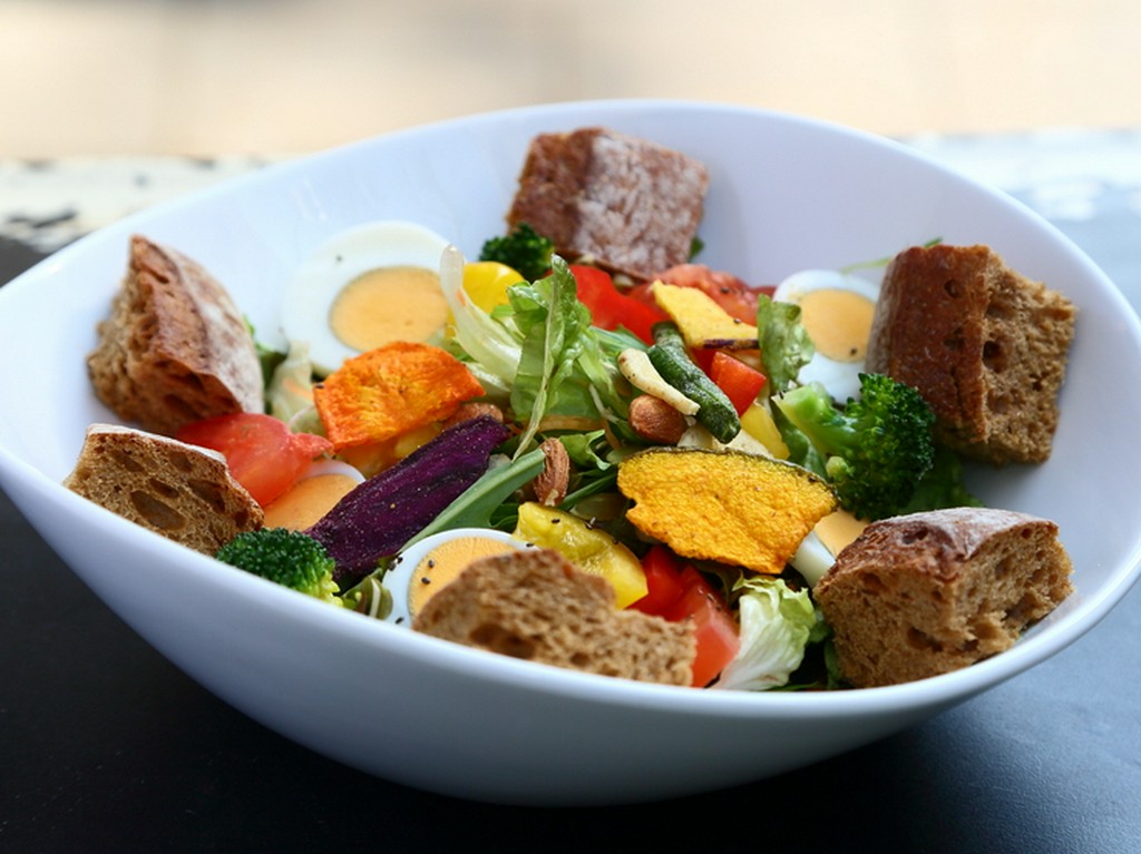 アンチョビベースのドレッシングが効いた『モンディアルサラダ』