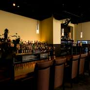 店内に入ると目に飛び込んでくるのは、幅広のカウンターバーと、ずらりと並んだリキュールの数々。訪れた人の目線を考えた設計に、バーテンダーのこだわりが見え隠れしています。