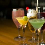 『ソルティドッグ」をはじめ、定番のカクテルはすべて、バーテンダーの熟練の技で磨かれた逸品ぞろいです。リキュールに馴染みの薄い人にも好みをうかがって、カクテルとの良い出会いのサポートもしているのだとか。