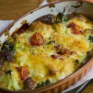 玉子と生クリームをホイップし、素材と混ぜ合わせフラン焼きに。ブレンドしたチーズが香ばしさを添えます。