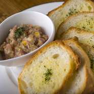 鮮魚店から仕入れたマグロの中落ちを使用。軽食感覚でいただける、ワインやビールとの相性抜群の一品。