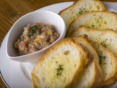 絶品！　『マグロ中落ちのタルタル～ガーリックトースト添え～』