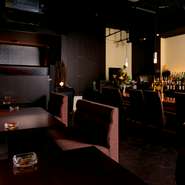 接待や商談でも活用される【BALLADE　バラード】。座り心地の良いソファー席や個室も用意されています。