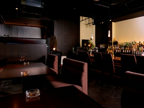 ゆったりとした店内には個室も完備。親密なパーティにも