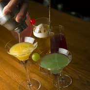 定番ものをはじめ、オリジナルのカクテルも豊富。自分好みの1杯を見つけるのも、楽しみ方のひとつです。