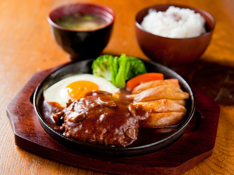 ジューシーで美味しい『グリルハンバーグ（ごはん＋みそ汁付）』