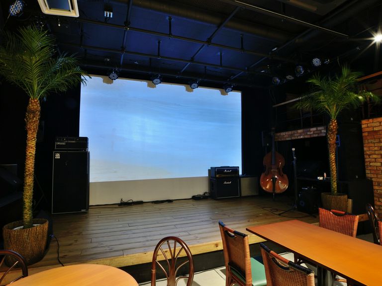 フラダンスショーが開催される本格的なステージ