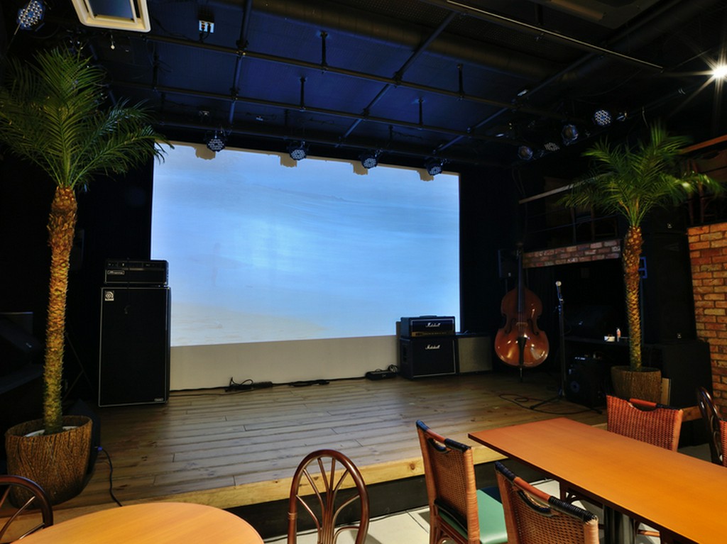 フラダンスショーが開催される本格的なステージ