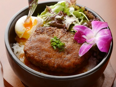 飾られたお花やヤシの木が南国を演出します