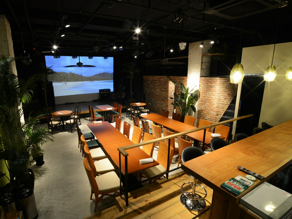 ハワイの映像と音楽、料理で心も体もリゾート気分に