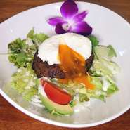 ハワイの定番ロコモコをポーチドエッグと特製ソースでお楽しみ下さい。