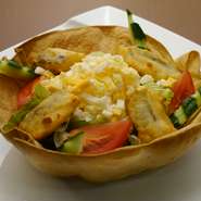 野菜だけでなく白身魚のフライや玉子なども入り、器まで食べられるボリューム満点のサラダです。