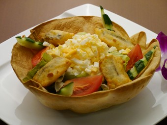 パリパリのトルティーヤに包まれた『ミモザサラダ』