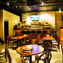 開放感のある店内、カウンターもあるハワイアンムード満載のお店