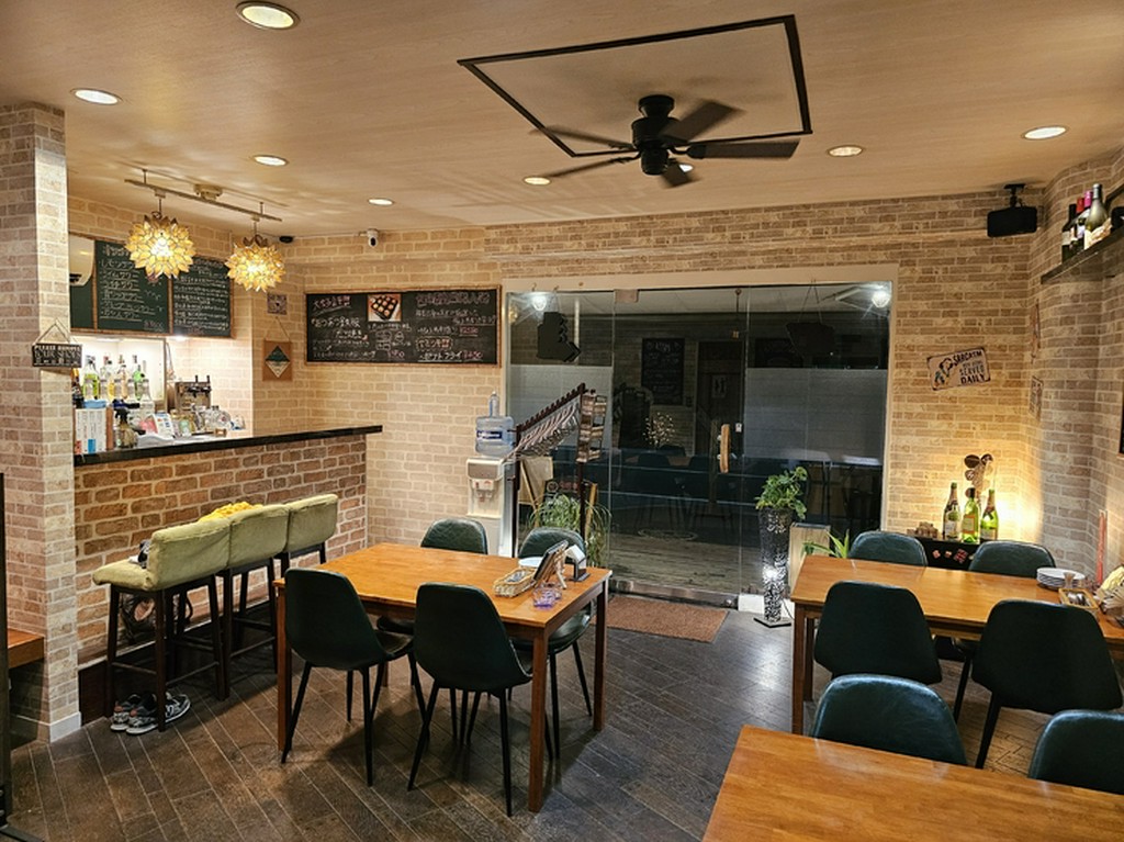 テーブル3席、座敷1席、テラス席、カウンター