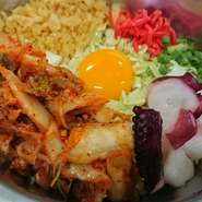 ビタミン豊富な豚肉と旨辛キムチとの相性が抜群！店主が鉄板でジュワ～っと焼けばお酒にもぴったりなお好み焼きに仕上がります。【テイクアウト可】