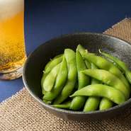 ビールやハイボール、もちろん焼酎や日本酒にもかかせない枝豆。適温でサッと茹でて、塩をパパっとブラックペッパーをサラッとかけて、アルコールに合う味付けにしています。