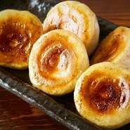 餃子を累計5万個販売した
お好み焼き屋が本気で焼き上げる
新作肉汁たっぷり餃子です。
旨味の秘訣は箸をサクッと入れれば
ドバァ～っとしたたる肉汁です。
4個入り620円・5個入り720円・6個入り820円