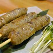 牛タン肉と鶏肉をバランスよく配合した”至高”の牛タンつくねです。
夕飯のおかずにお酒のおつまみにも美味しいつくねが楽しめます。【テイクアウト可】1本250円・2本500円・3本は720円でお得です。