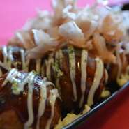 お好み焼き屋が作る本気のたこ焼き！！テイクアウト可で、ご家族や会社へのお土産にも喜ばれる一品です。こだわりの2段製法で仕上げるから、冷めても美味しさが長続きするのが特徴です。6個入り590円・8個入り690円