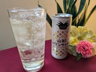 古くから愛されている、山形のご当地サイダーです。 どこか懐かしさを感じる甘さで、後味はすっきり。 フルーティな香りと、キリッと強めの炭酸が、しゅわしゅわっと口の中いっぱいに広がります。 