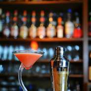 常時500種類のお酒が用意されている【KITCHEN　BAR　雑草家】。リキュールだけでも100本以上あり、銀座のバーでの修業経験を持つ店主がつくるカクテルは、レパートリーだけでも100種以上。好みの1杯が楽しめます。